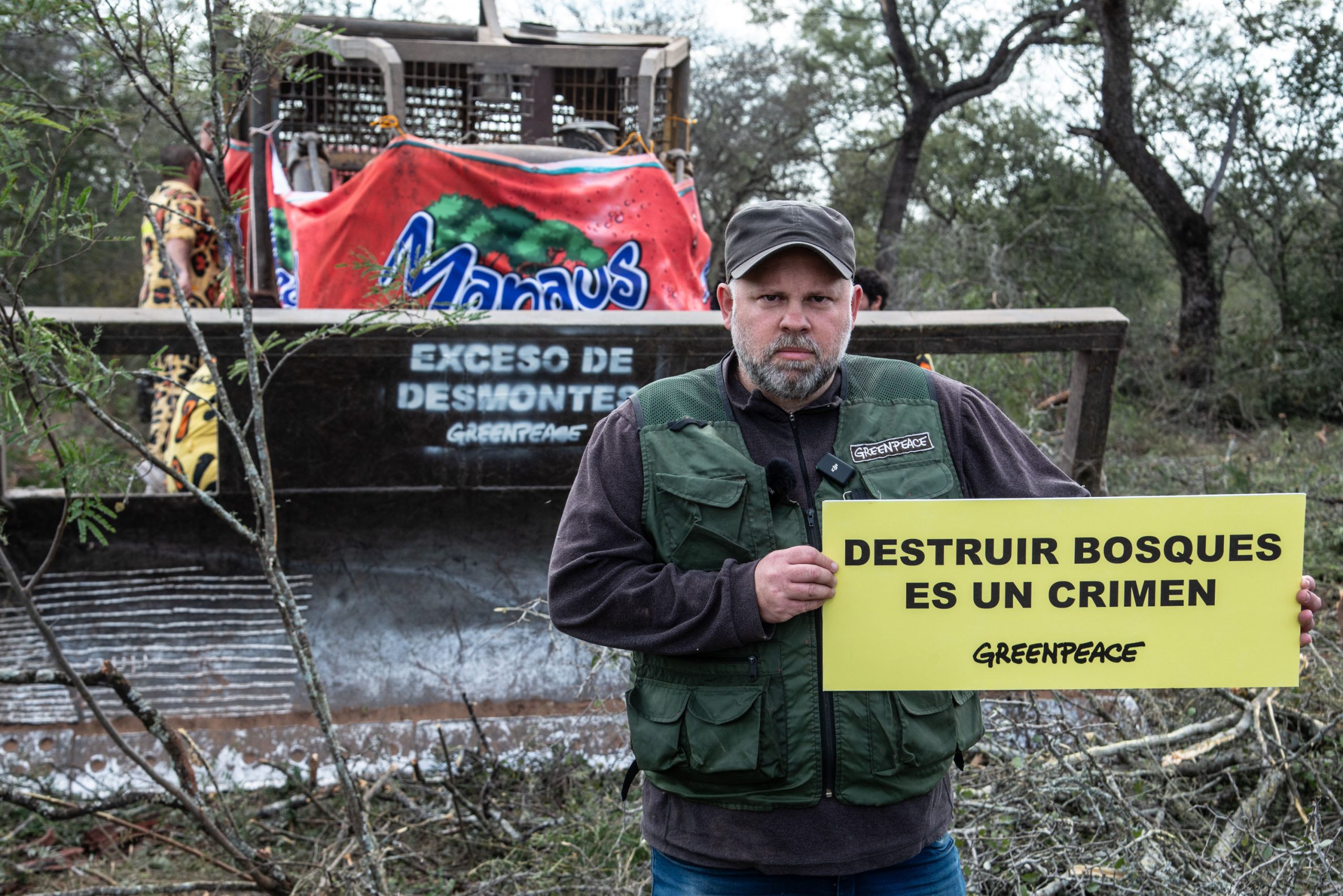 Greenpeace Bloquea Topadoras de Manaos: Deforestación Ilegal Expuesta