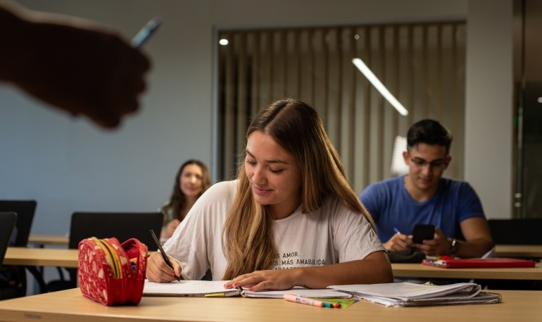 Alianza PAE e ITBA Lanzan Becas para Mujeres en STEM desde el Sur