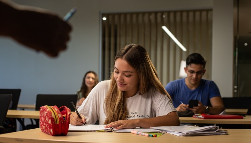 Alianza PAE e ITBA Lanzan Becas para Mujeres en STEM desde el Sur