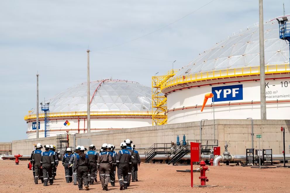 YPF cierra millonario acuerdo de exportación de gas con petrolera internacional