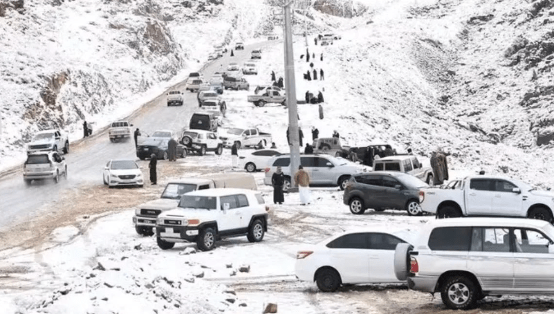 Arabia Saudita Bajo Nieve: Fenómeno Climático en Pleno Desierto