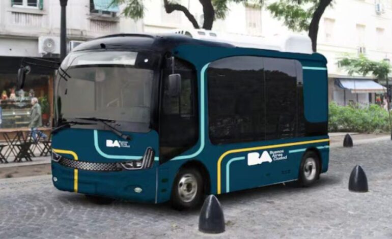 El primer colectivo de la flota de 12 unidades arribará en mayo al puerto de Zárate. Alt: Colectivo eléctrico ASIASTAR importado por Agrale estacionado en Buenos Aires.